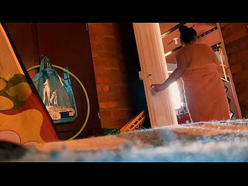 ❤️ O meu tio segue-me no chuveiro, fode-me enquanto tomo um duche. Porno em nós ❌