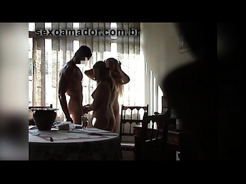 ❤️ Amigos sexuais convidam um homem gigante e um ménage à trois com ele Porno em nós ❌