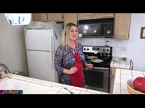 ❤️ A madrasta a ordenhá-lo na cozinha antes do seu encontro Porno em nós ❌