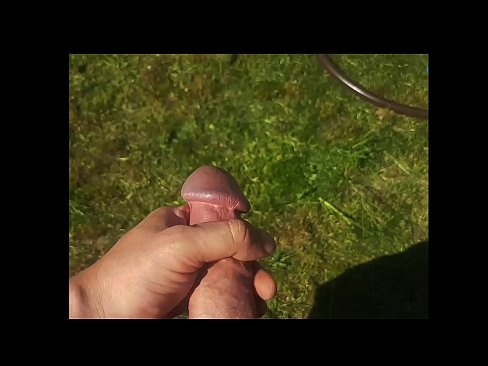 ❤️ A boazona fica com a rata rosa fodida e ejacula com um esguicho num jardim de Verão Porno em nós ❌