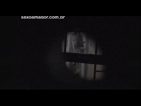 ❤️ Lourinho é filmado secretamente por um voyeur de bairro escondido atrás de tijolos ocos Porno em nós ❌