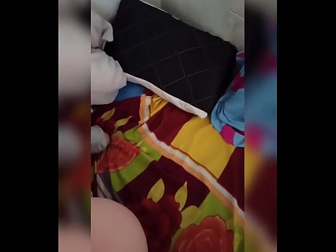 ❤️ A minha colega de quarto fica sozinha em casa porque o seu marido vai de férias e eu aproveito a oportunidade para a foder e encher-lhe o cu de leite Porno em nós ❌