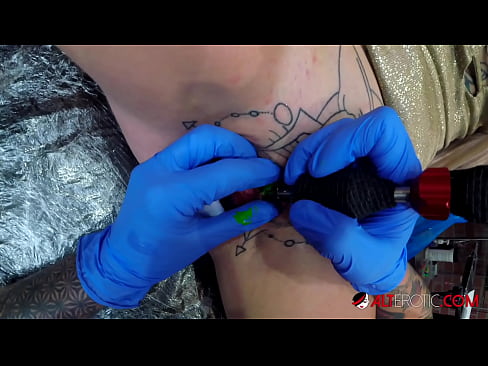 ❤️ Extremamente tatuada, a brasa Sully Savage fez uma tatuagem no seu clítoris Porno em nós ❌