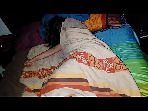 ❤️ Stepson berating a sua jovem madrasta enquanto ela dorme. Porno em nós ❌